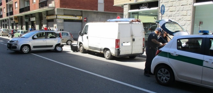NICHELINO – Incidente in via XXV Aprile: il furgone non era assicurato