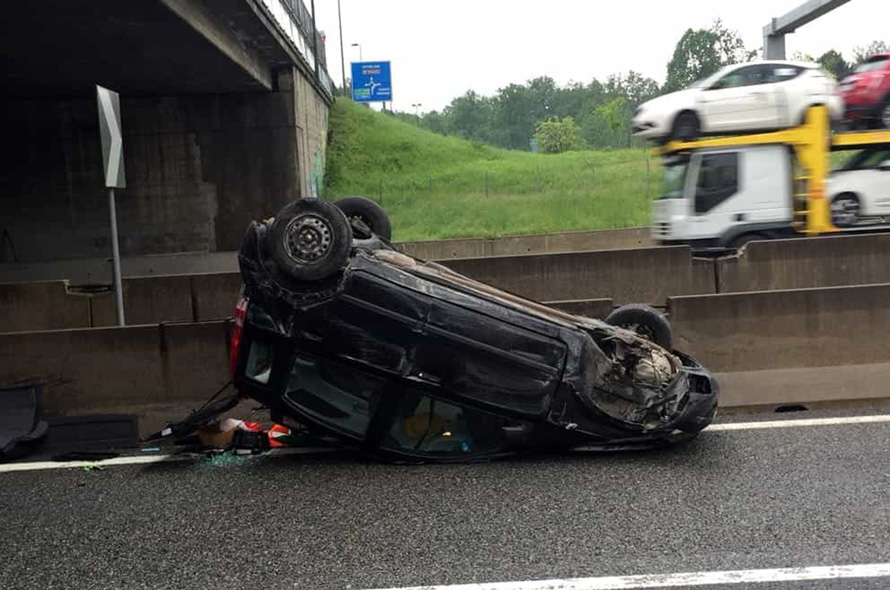 Stupinigi: auto si ribalta in tangenziale