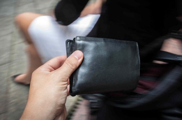 LA LOGGIA – Scippata del portafogli, le rubano 1500 euro al bancomat