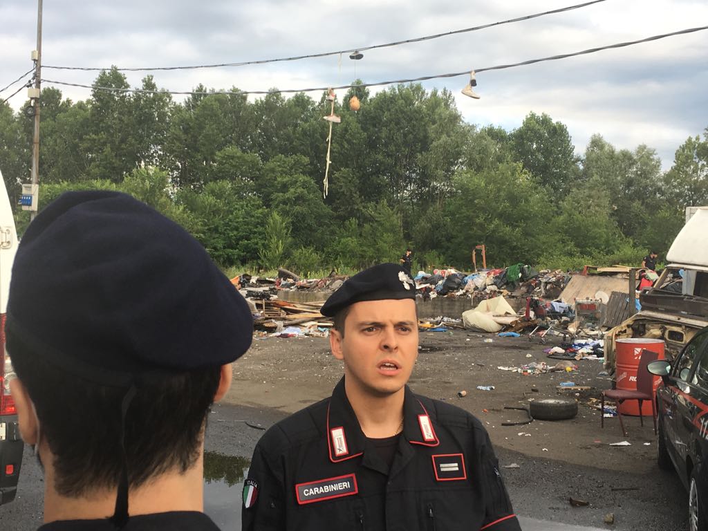 Maxi blitz dei carabinieri contro il campo rom vicino all’aeroporto