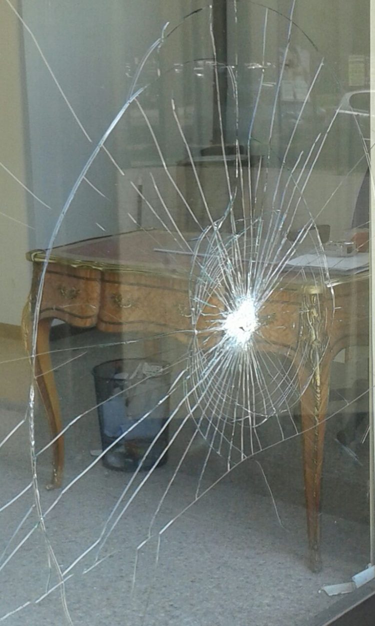 CARMAGNOLA – Sfonda le vetrine di un negozio sfitto con una mazza