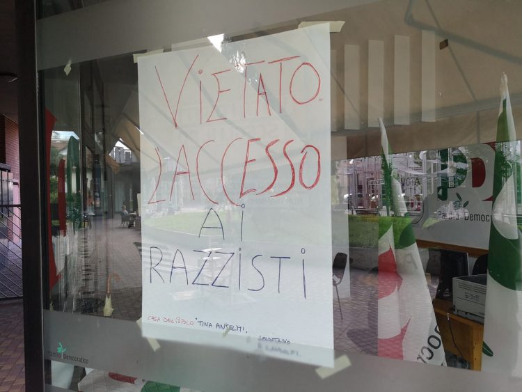 NICHELINO – Cartello anti razzista sulla sede del Pd: polemiche su Facebook