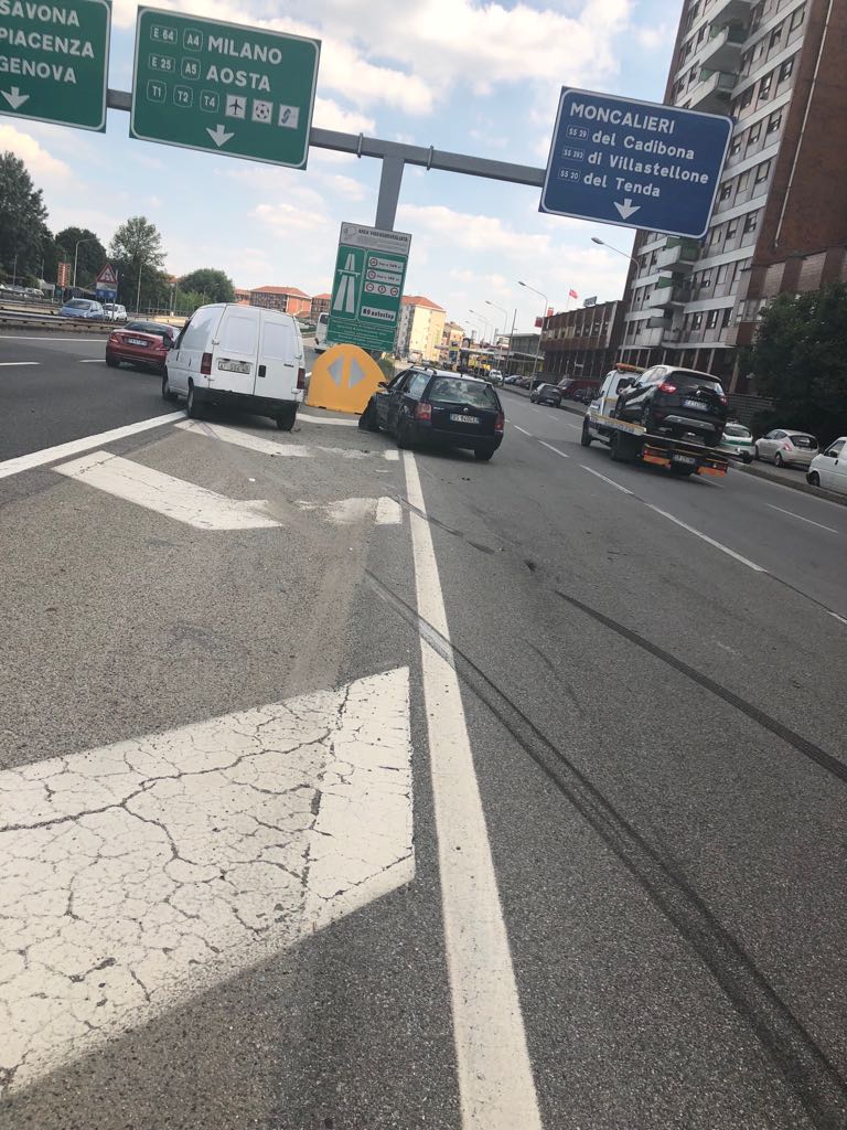 MONCALIERI – Incidente con tentata rapina in corso Trieste