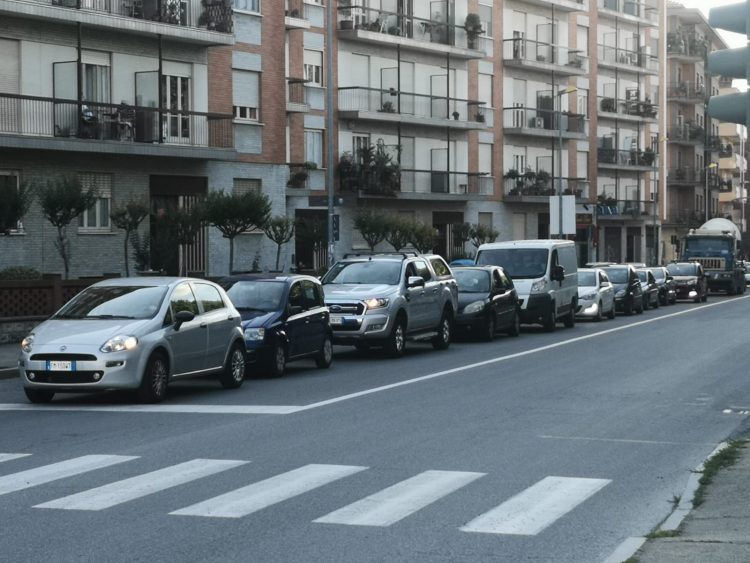 MONCALIERI – Il nuovo semaforo in corso Roma causa lunghe code
