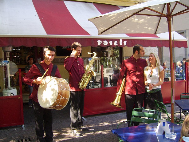 Lo storico locale “Pastis” di Torino, compie 18 anni e festeggia