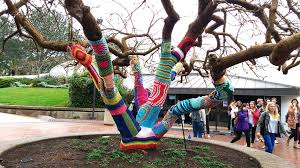 MONCALIERI – Lo Yarn Bombing colora la città