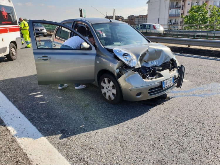 MONCALIERI – Incidente sulla sopraelevata: un ferito