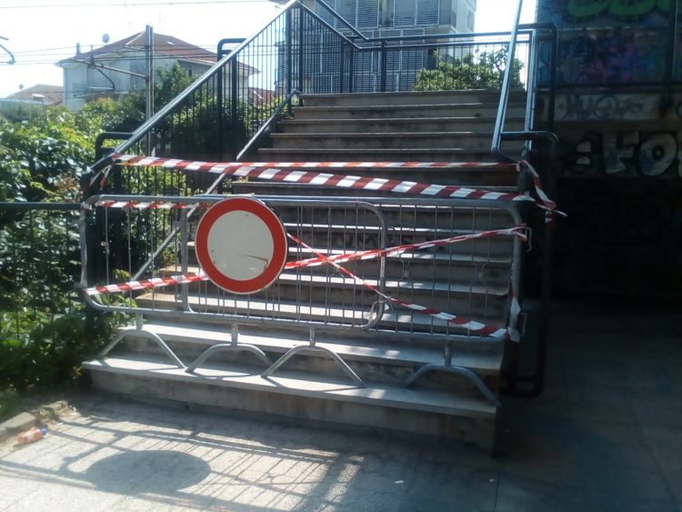 MONCALIERI – Ringhiere insicure: chiusa la passerella di borgo San Pietro