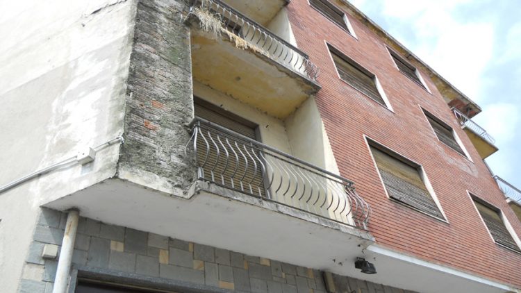 La Loggia: denunciato dai vigili per lo stabile in rovina