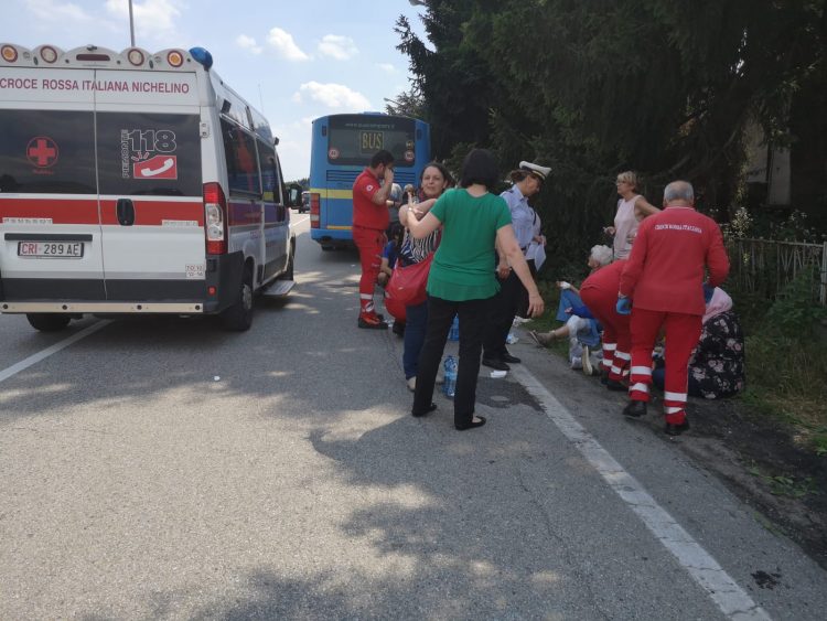 LA LOGGIA – Scontro tra camion e autobus: dieci feriti