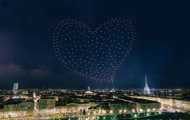 I droni illuminano la notte di San Giovanni