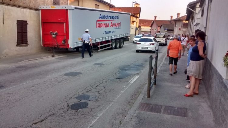 CARMAGNOLA – Tir perde il rimorchio a Salsasio, il Pd: “Stop ai mezzi pesanti in città”