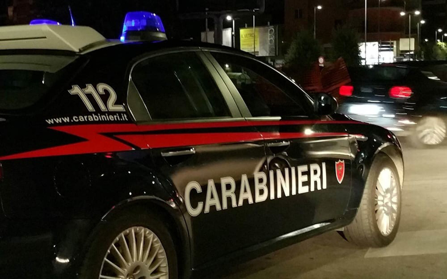 Forza due posti di blocco a Moncalieri e Carmagnola. I carabinieri sparano per fermarlo