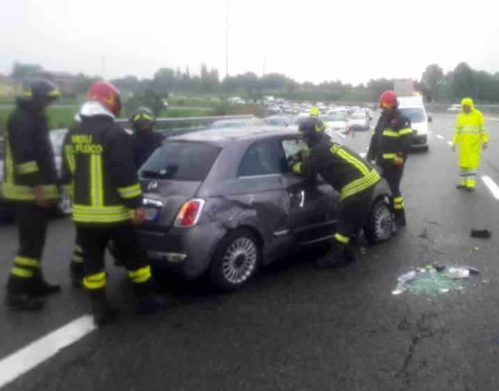 Mamma e figlie ferite dopo un incidente in tangenziale