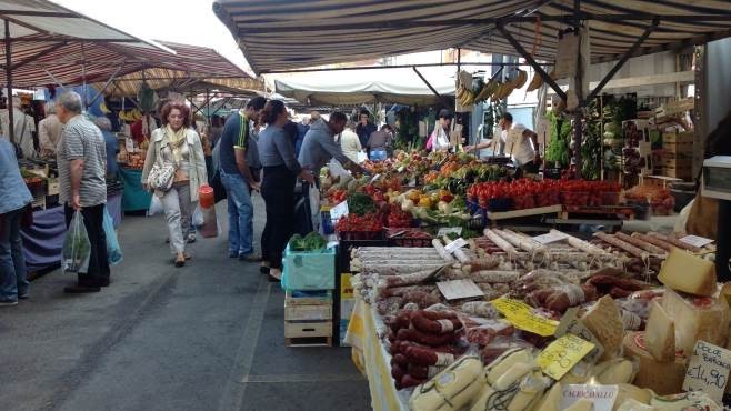 Trofarello – Riprende il mercato, ma solo quello alimentare. Domani, nella frazione di Valle Sauglio. Mercoledì quello cittadino