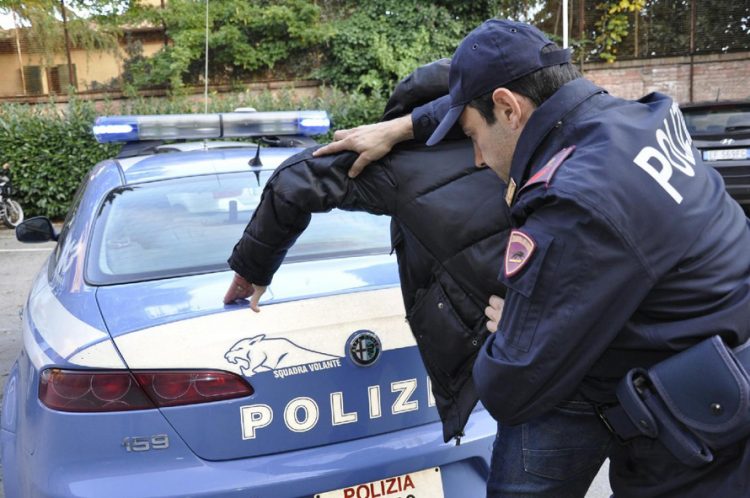 Non sopporta il cinguettio degli uccelli dei vicini e prende a martellate la porta: arrestato