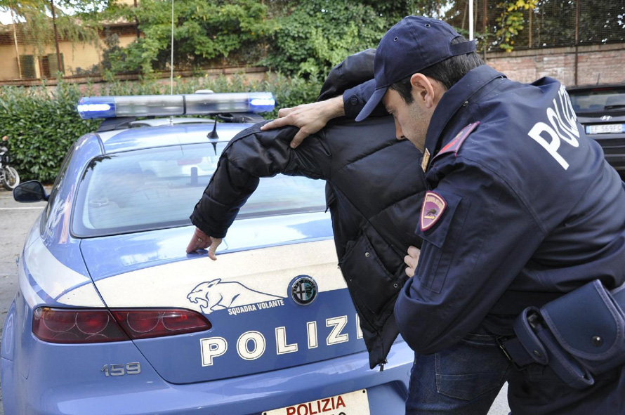 Ladruncoli arrestati in piazza Bengasi