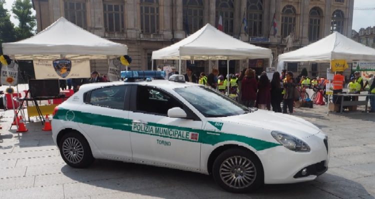 Lasciano i loro due cani in auto sotto il sole: denunciati