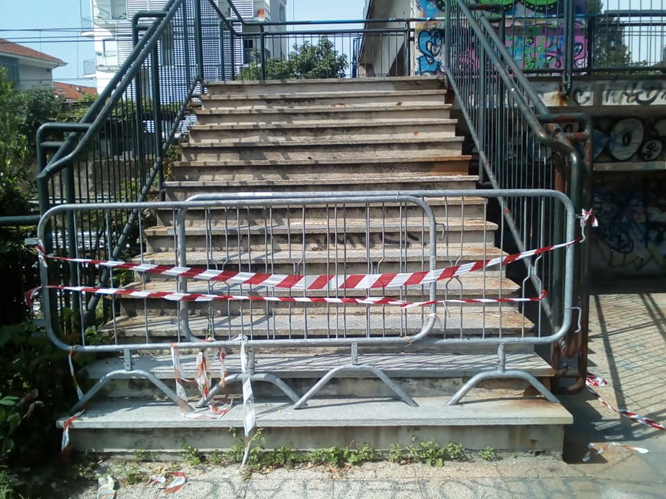 MONCALIERI – Rimessa in sicurezza la transenna che chiude la passerella di via Robaldo