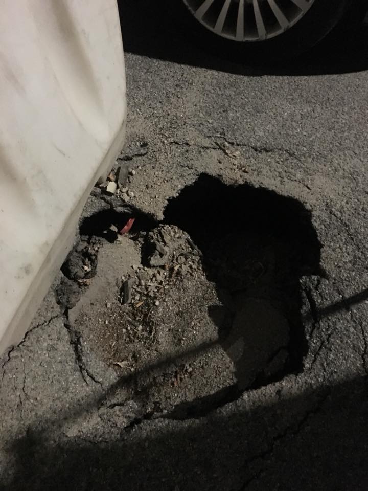 CARMAGNOLA – Voragine in via Moretta da tre mesi: le proteste dei cittadini