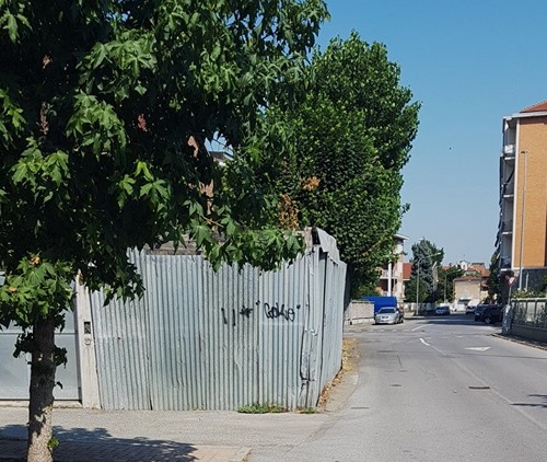 CARMAGNOLA – Il Comune ordina al privato di rimuovere alcune lamiere, ma la questione finisce in tribunale