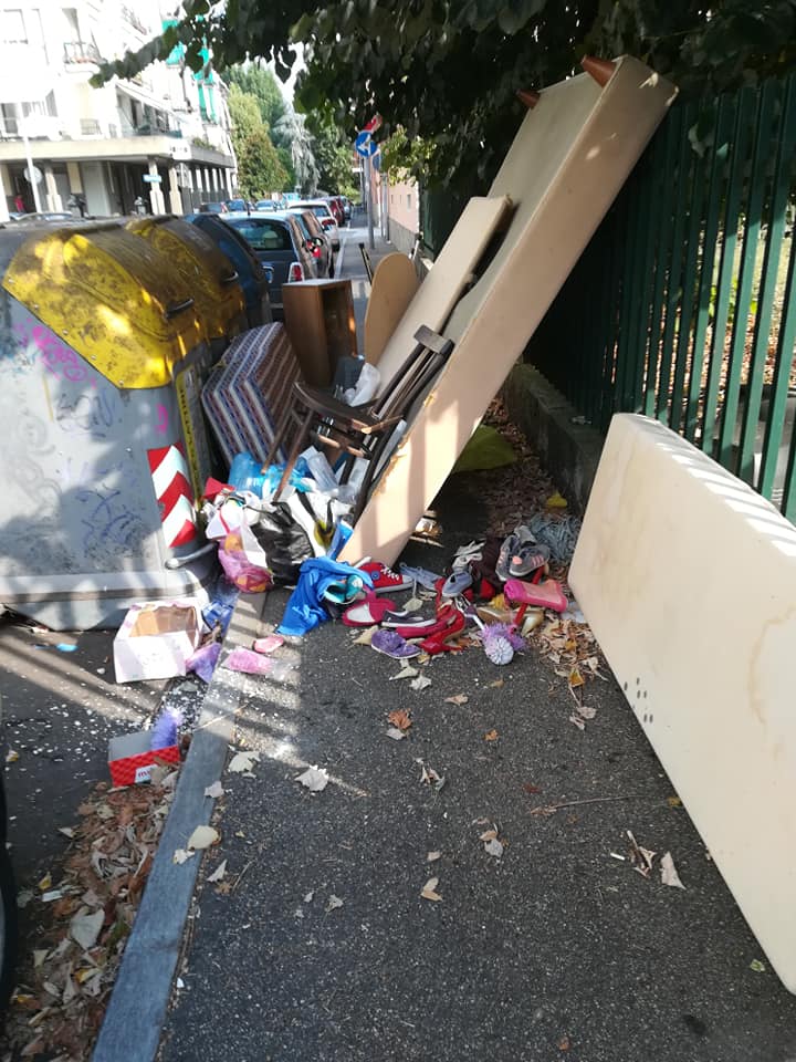 NICHELINO – Ammasso di spazzatura blocca via Toti