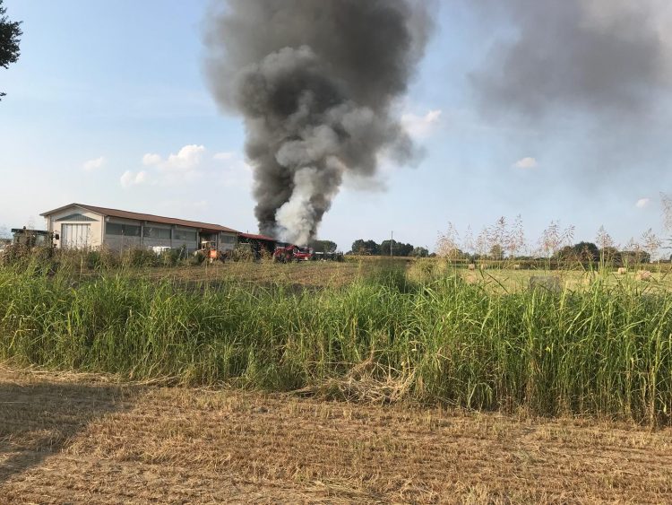 VINOVO – A fuoco il magazzino di una ditta agricola: paura ma nessun ferito