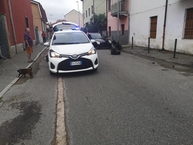 NICHELINO – Devasta due auto in sosta e poi fugge a piedi