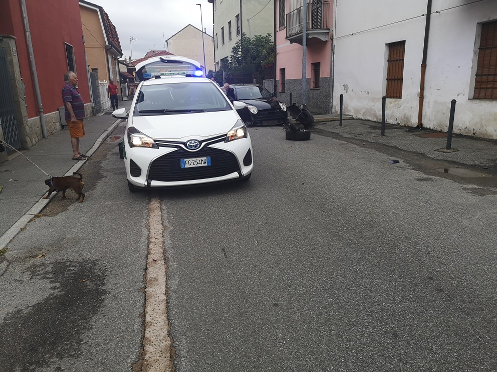 NICHELINO – Devasta due auto in sosta e poi fugge a piedi