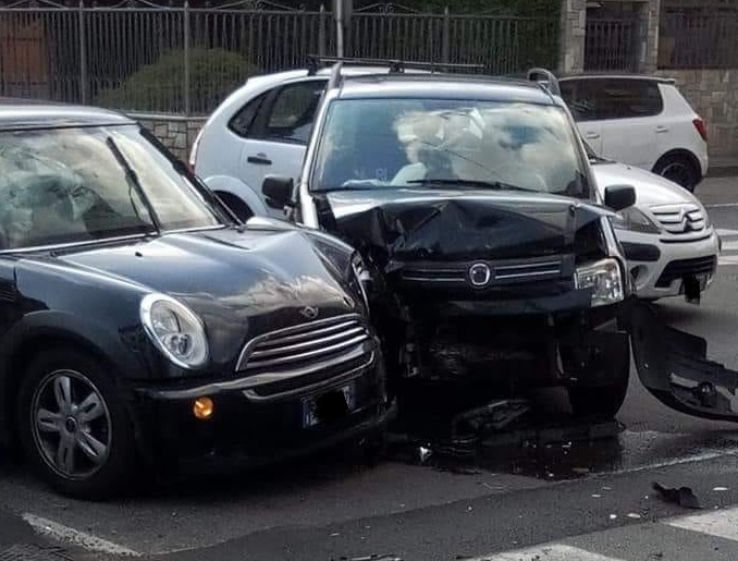 NICHELINO – Schianto in via XXV Aprile: solo feriti lievi