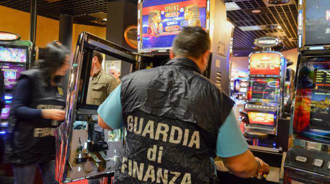Slot illegali: multa di 155mila euro ad un barista