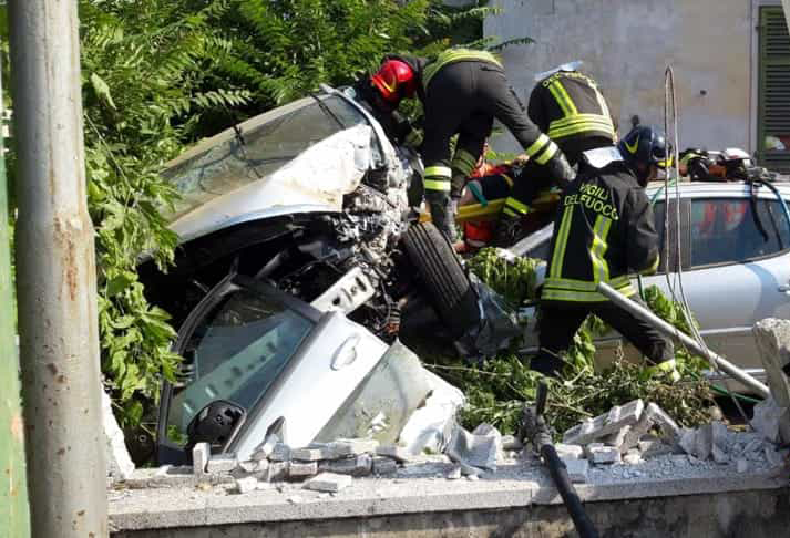 Si schianta contro il passaggio a livello: 78enne in ospedale