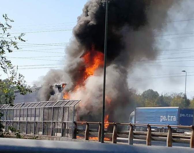 NICHELINO – A fuoco un mezzo pesante sul ponte della tangenziale