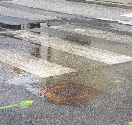 NICHELINO – Guasto idrico in via Sassari: nessuno fa nulla da una settimana