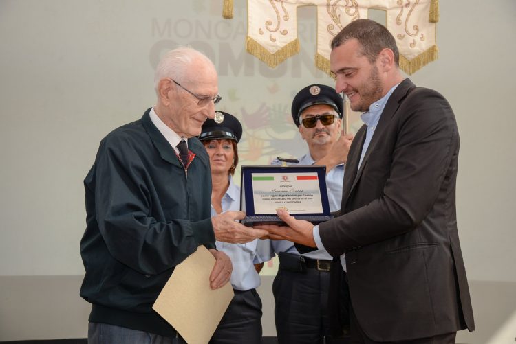 MONCALIERI – Premiato l’uomo che evitò lo stupro alle Vallere