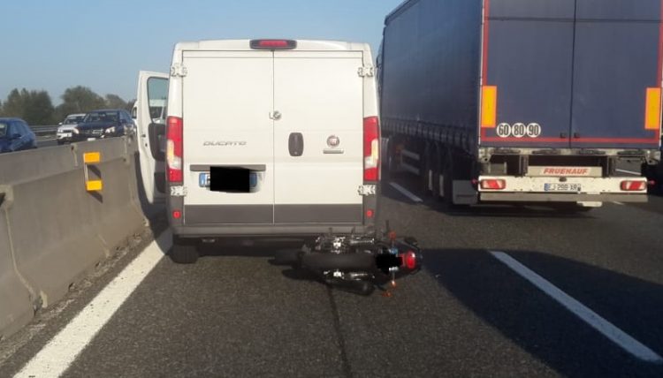 MONCALIERI – Moto contro furgone in tangenziale: ferito il centauro