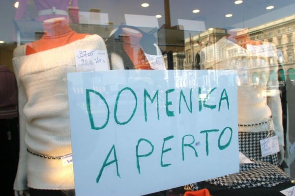 COMMERCIO – Via alle vendite promozionali in attesa dei saldi