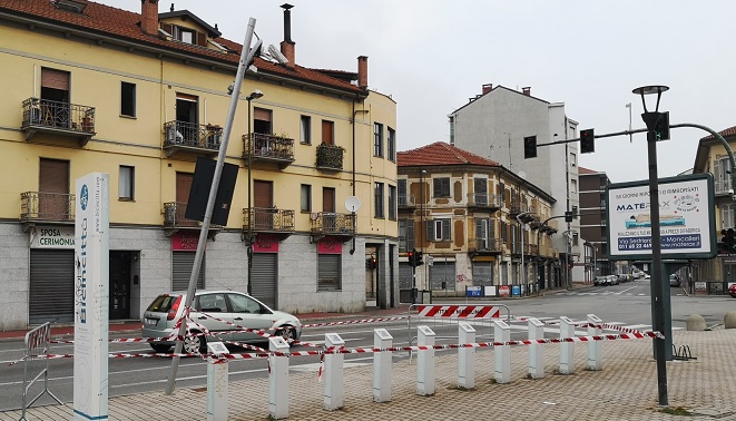 NICHELINO – Abbattuto il palo della telecamera anti semaforo rosso alla Crociera