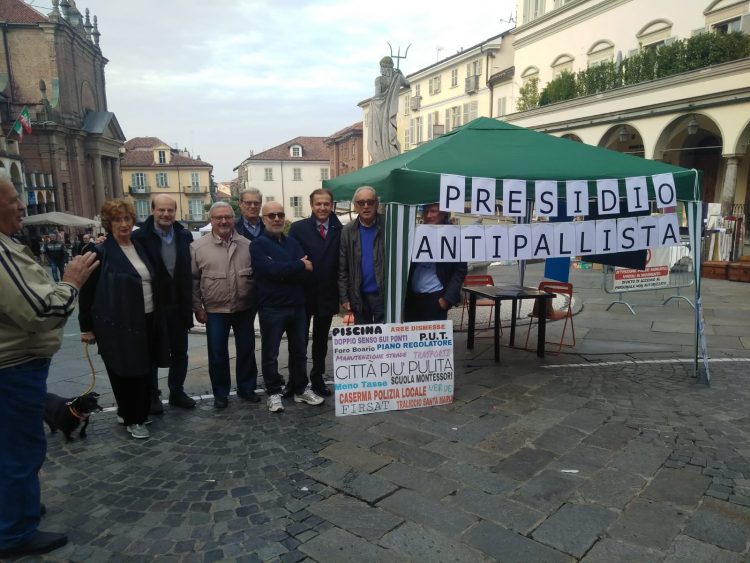 MONCALIERI – Il “presidio antipallista” dell’opposizione sotto il municipio