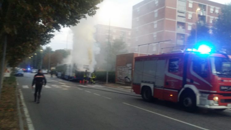 NICHELINO – Autobus 35 in fiamme sabato pomeriggio in via Nenni