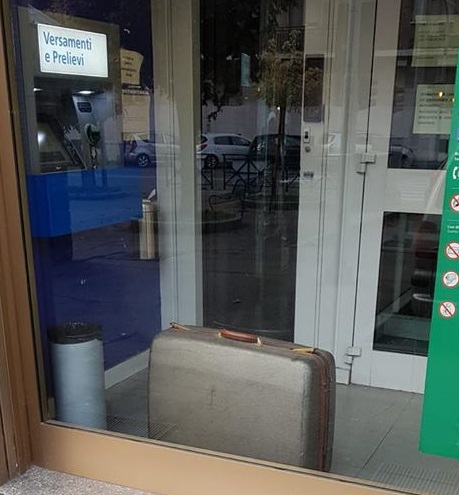 MONCALIERI – Valigia dimenticata al bancomat: controllo dei carabinieri