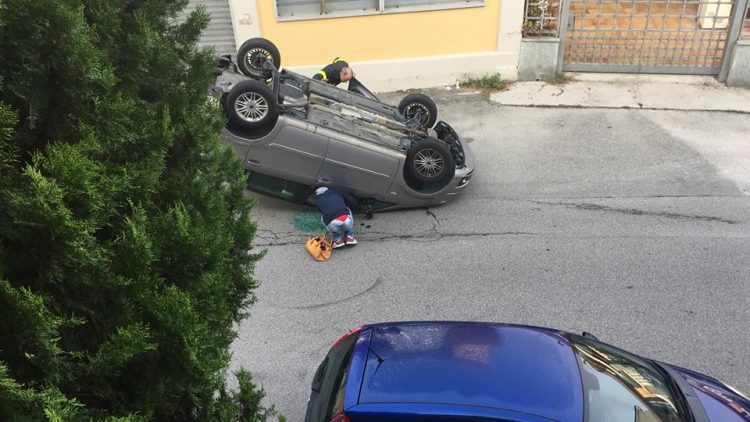 MONCALIERI – Incidente in via De Gasperi: auto ribaltata