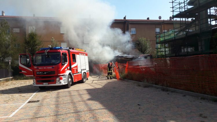 MONCALIERI – Incendio distrugge un prefabbricato