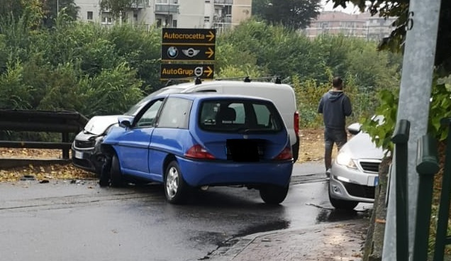 MONCALIERI – Ancora un incidente in via Moncenisio, vicino alla Croce Rossa