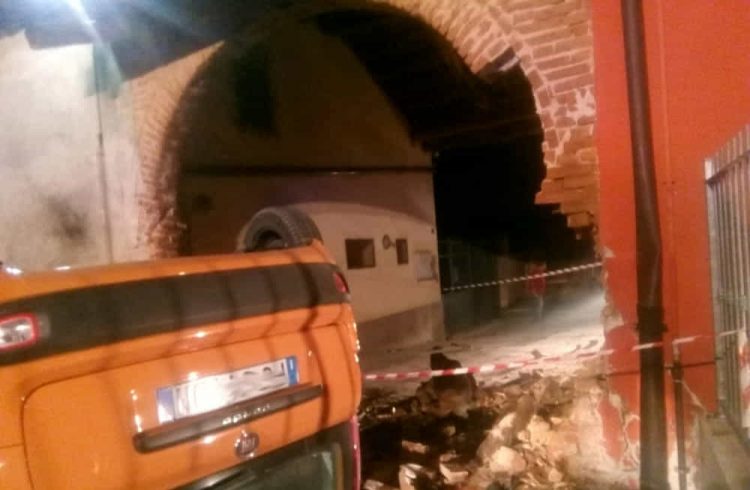 CAMBIANO – Finisce con l’auto contro un muro distruggendolo