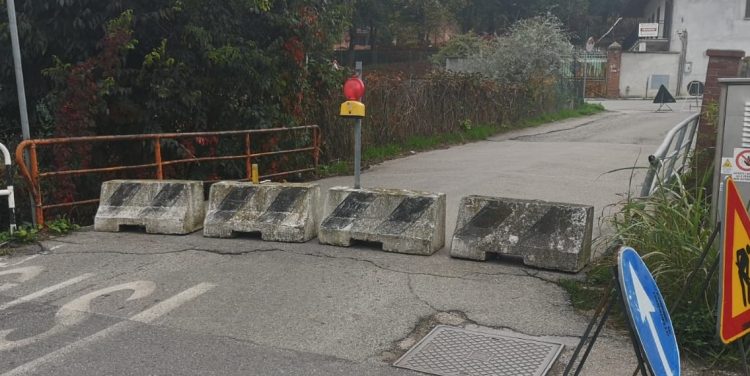 TROFARELLO – Ponte pericolante in via XXV Aprile, il Comune lo chiude