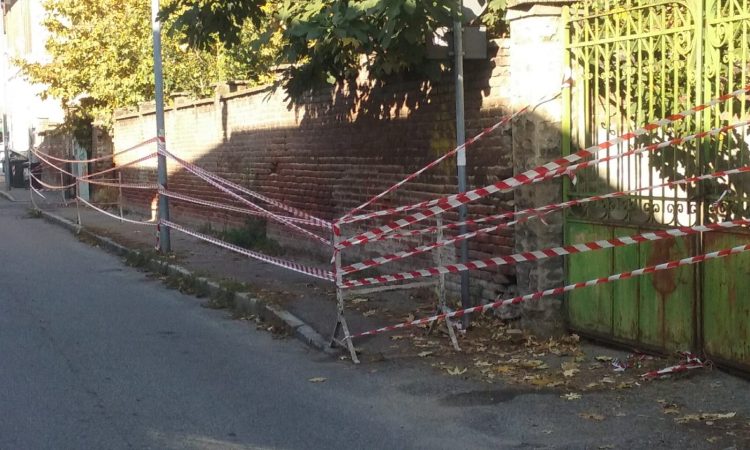 NICHELINO – Muro pericolante transennato dalla polizia locale