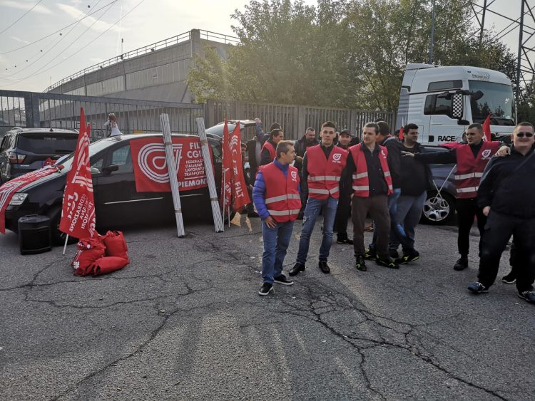 TROFARELLO – Sit-In dipendenti cooperativa Athena davanti al gruppo AF – Zust Ambrosetti