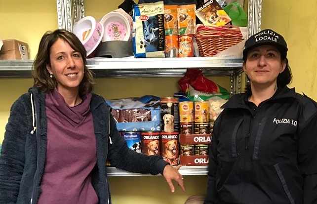 NICHELINO – La polizia locale raccoglie cibo e oggetti per il canile di Chieri