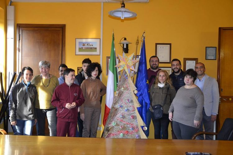 NICHELINO – I ragazzi del centro diurno donano un albero di Natale al Comune